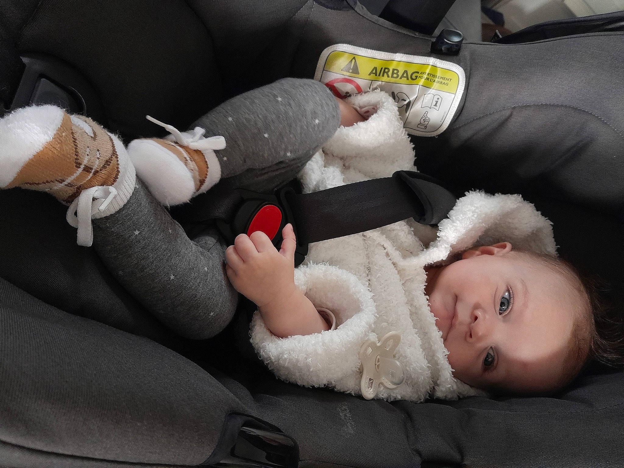 Emma participe au concours pour gagner de l'argent avec cette photo : auto_part, baby, baby_products, car_seat, carmine, child, comfort, flash_photography, gesture, human_leg, joint, knee, nail, person, sitting, thigh, thumb, toddler, toy, white