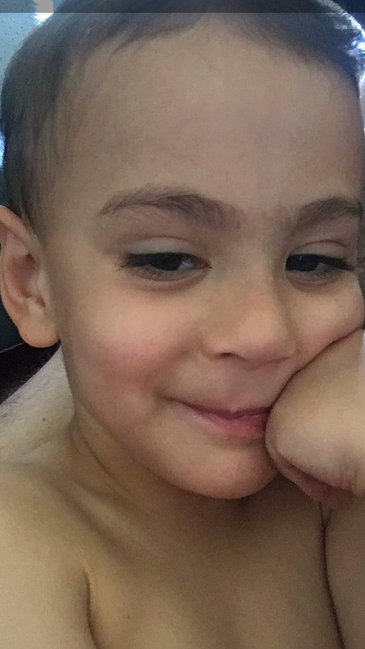 Mohammed-idriss participe au concours pour gagner de l'argent avec cette photo : barechestedness, black_hair, cheek, child, chin, close_up, eye, eyebrow, face, forehead, girl, head, jaw, joy, lip, mouth, neck, nose, person, selfie