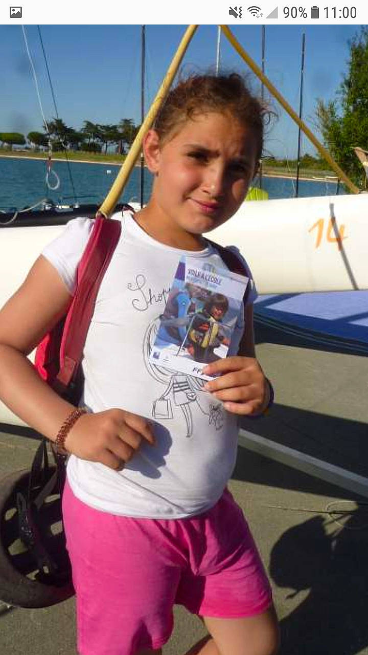 Hind a rejoint le concours — aidez-le/la à gagner de superbes lots ! arm, cool, fun, girl, hairstyle, jeans, muscle, person, product, race, recreation, shoulder, t_shirt, vacation