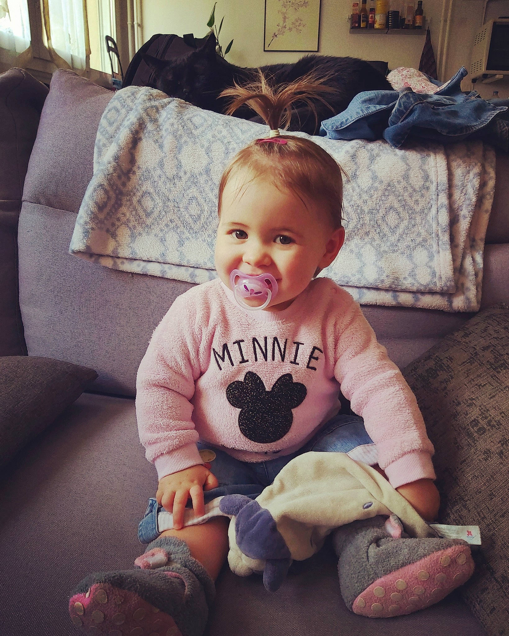 Angèle a rejoint le concours — aidez-le/la à gagner de superbes lots ! arm, baby, cheek, child, cool, face, head, joy, leg, person, play, room, sibling, sitting, skin, sleeve, smile, toddler