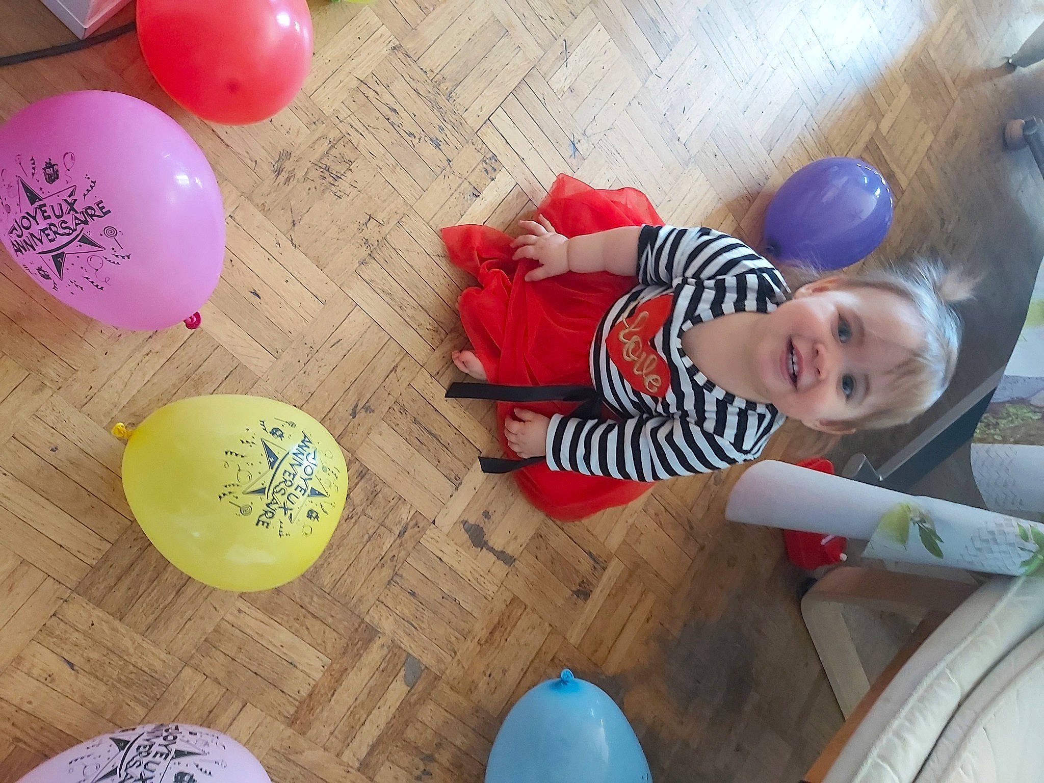 Angèle participe au concours pour gagner de l'argent avec cette photo : balloon, child, fun, joy, party_supply, person, play, toddler, toy