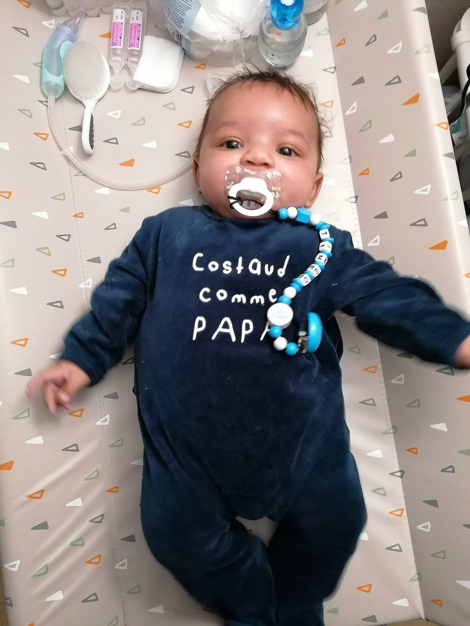 Timéo a rejoint le concours — aidez-le/la à gagner de superbes lots ! baby, baby_toddler_clothing, blue, cheek, child, design, flooring, fun, happy, pattern, person, pink, play, room, skin, sleeve, t_shirt, toddler, tree, white