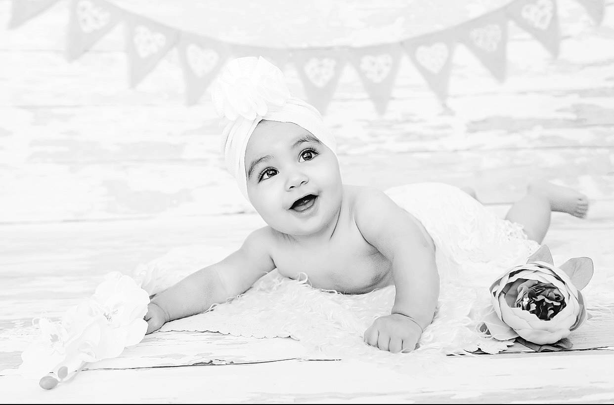 Nalia a rejoint le concours — aidez-le/la à gagner de superbes lots ! baby, baby_laughing, black_and_white, child, headwear, person, photograph, photography, portrait, portrait_photography, stock_photography, toddler, white