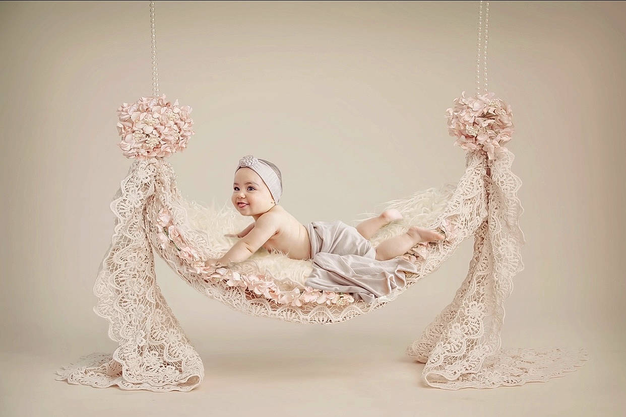 Nalia participe au concours pour gagner de l'argent avec cette photo : bridal_accessory, bridal_clothing, bride, child, dress, fashion_accessory, gown, hair_accessory, headpiece, headwear, joy, lace, person, photograph, photography, pink, plant, sitting, smile, stock_photography