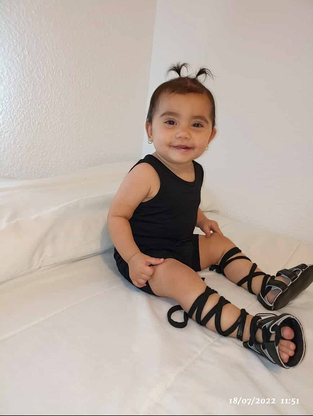 Gisela participe au concours pour gagner de l'argent avec cette photo : baby, baby_toddler_clothing, child, elbow, facial_expression, fashion_design, flash_photography, hair, happy, human_leg, joy, knee, leg, neck, person, skin, sleeve, smile, sock, sunglasses