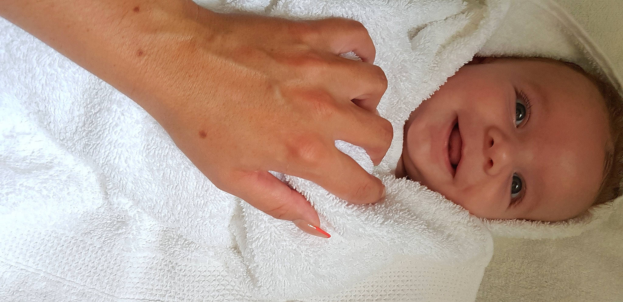 Aloïs a rejoint le concours — aidez-le/la à gagner de superbes lots ! baby, cheek, child, chin, close_up, eye, eyelash, face, finger, gesture, hand, head, lip, nail, nose, person, skin
