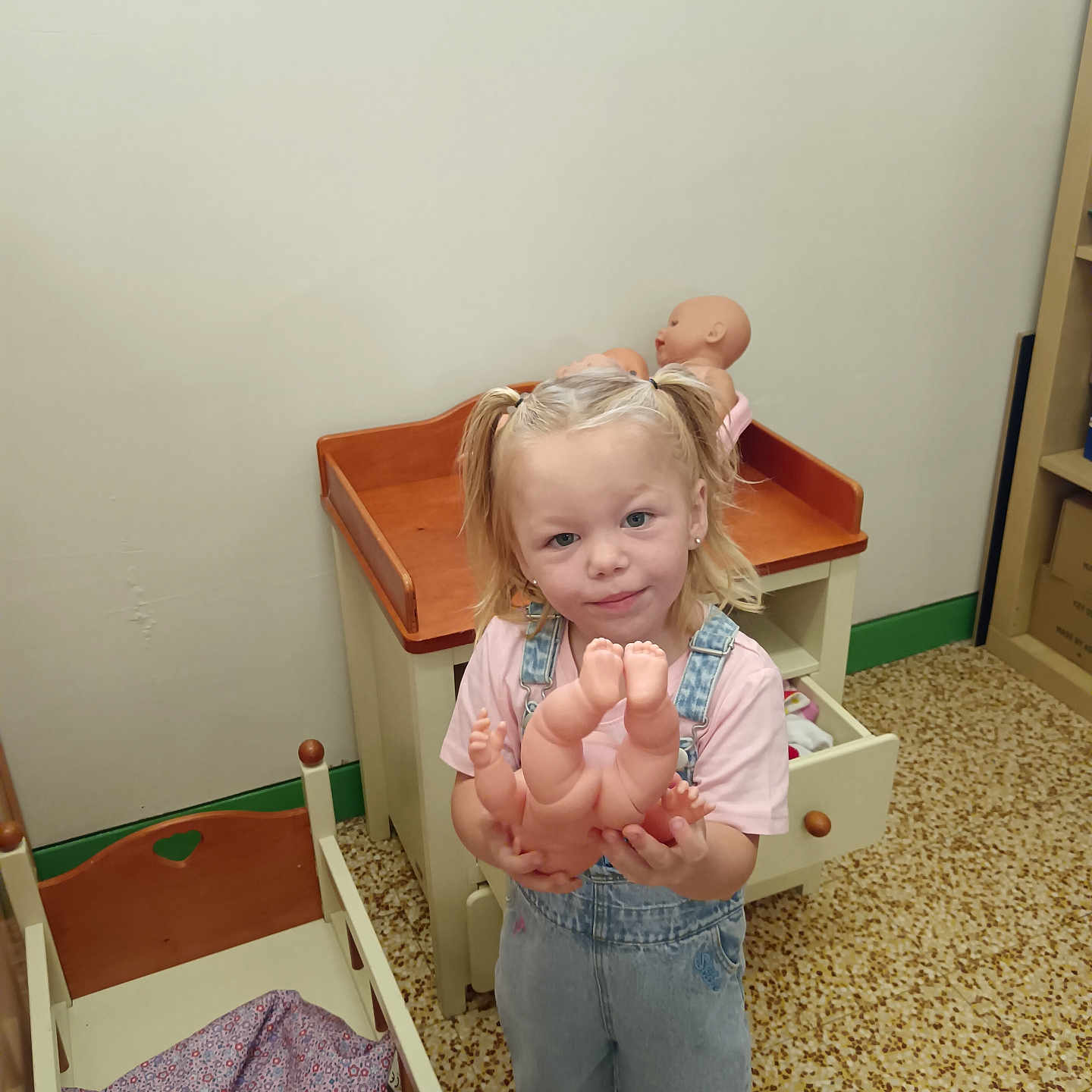 Meline a rejoint le concours — aidez-le/la à gagner de superbes lots ! baby, bed, bodypart, cabinet, child, clothing, drawer, face, female, finger, furniture, girl, hand, head, indoors, jeans, pants, person, photography, portrait