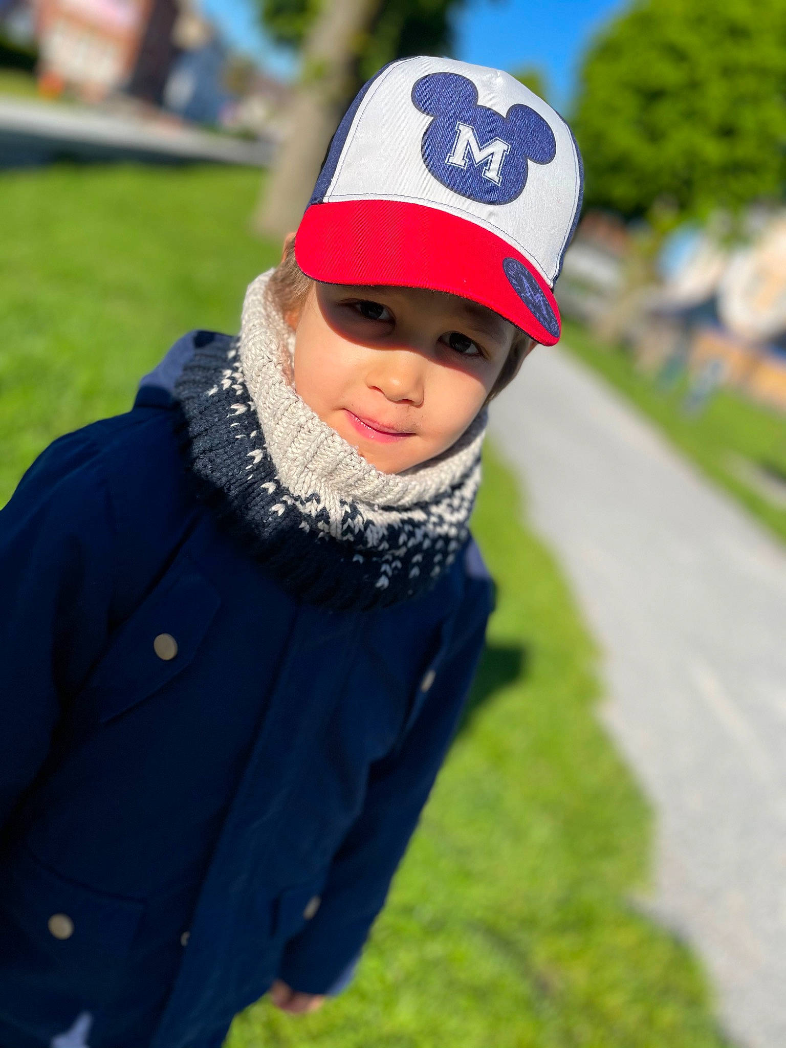 Theo a rejoint le concours — aidez-le/la à gagner de superbes lots ! asphalt, baseball_cap, cap, carmine, child, electric_blue, fashion_accessory, fun, grass, happy, headwear, leisure, pattern, person, personal_protective_equipment, plant, recreation, road, smile, street_fashion