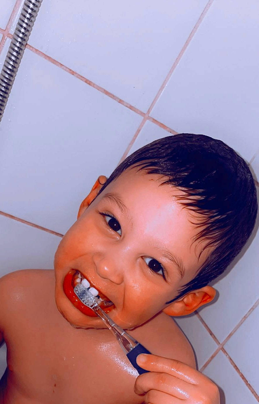 Theo participe au concours pour gagner de l'argent avec cette photo : arm, cheek, ear, eyebrow, eyelash, hand, happy, human_body, jaw, joint, leg, lip, mouth, muscle, neck, nose, organ, person, shoulder, skin