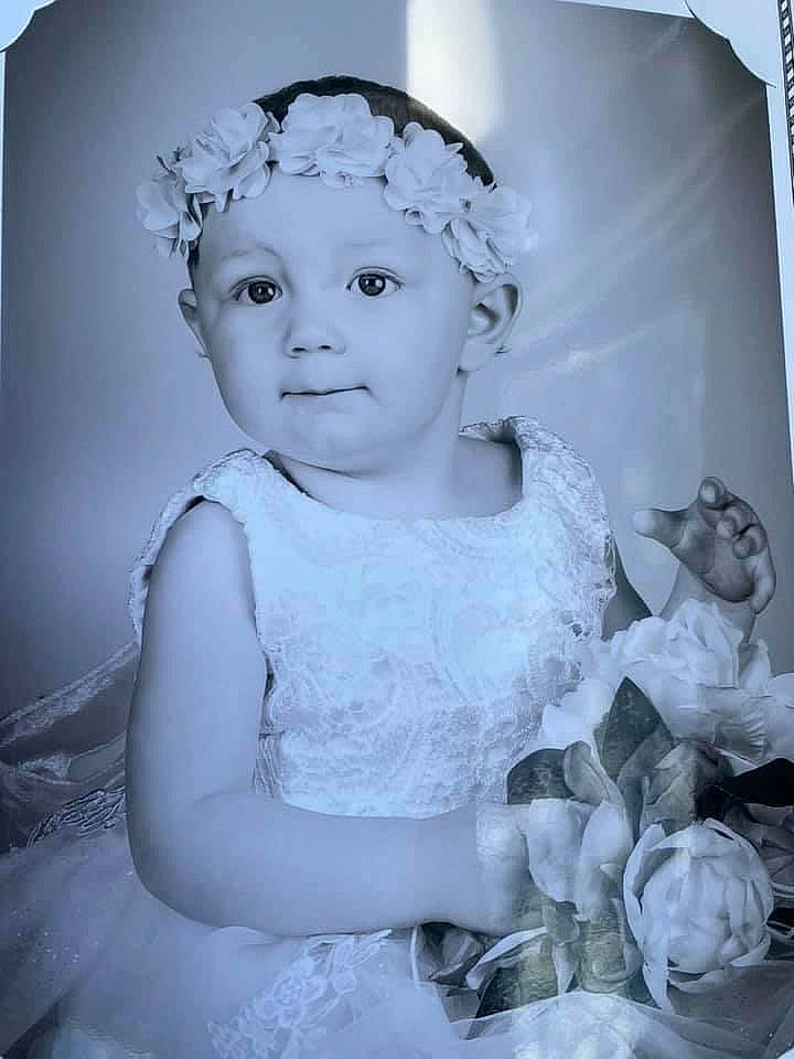 Cataleya participe au concours pour gagner de l'argent avec cette photo : art, baby_toddler_clothing, bridal_accessory, child, embellishment, eye, flash_photography, hairstyle, headgear, headpiece, iris, monochrome, monochrome_photography, person, petal, pink, plant, rose, style, vintage_clothing