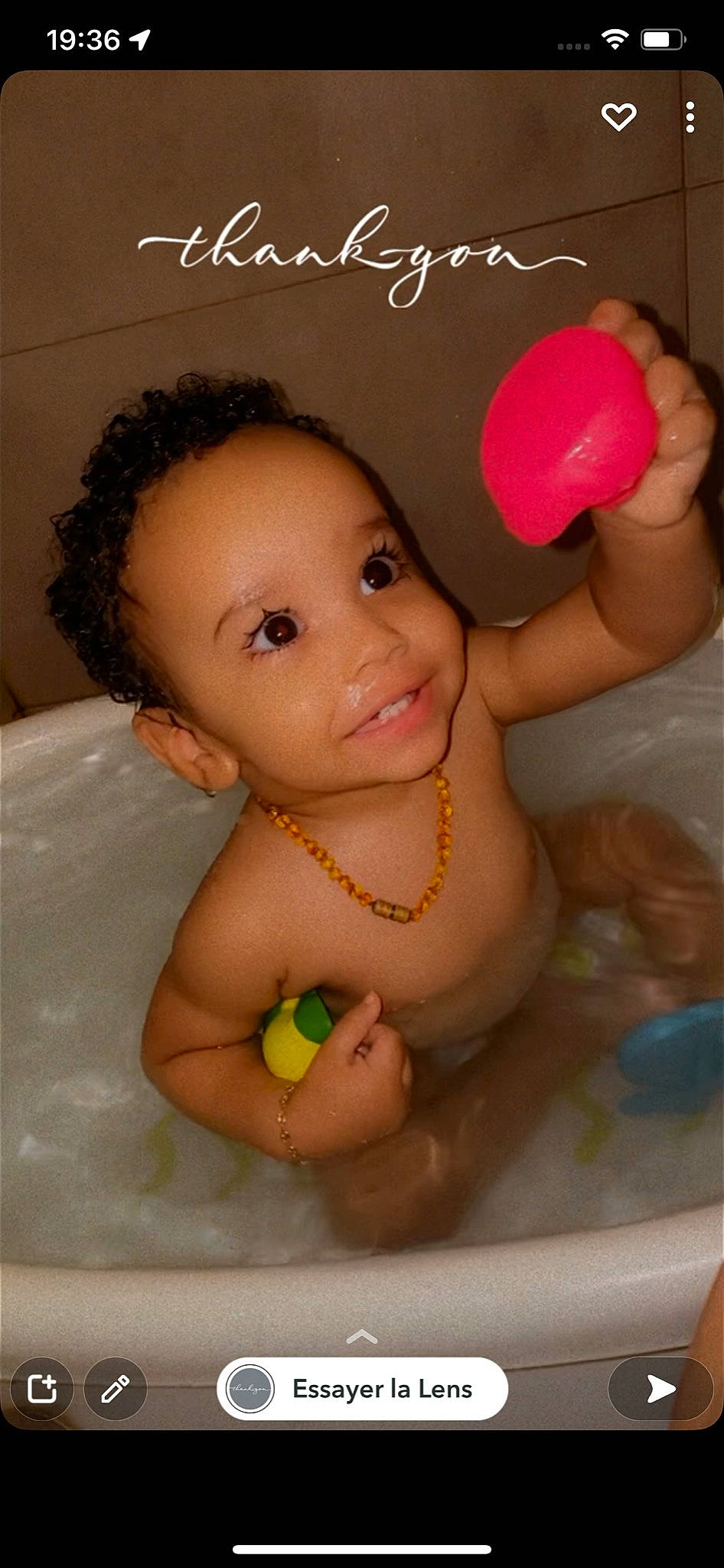 Rayan a rejoint le concours — aidez-le/la à gagner de superbes lots ! baby, baby_bathing, bathing, bathroom, bathtub, cheek, ear, facial_expression, fluid, gesture, hand, iris, joy, muscle, nose, organ, person, pink, product, skin