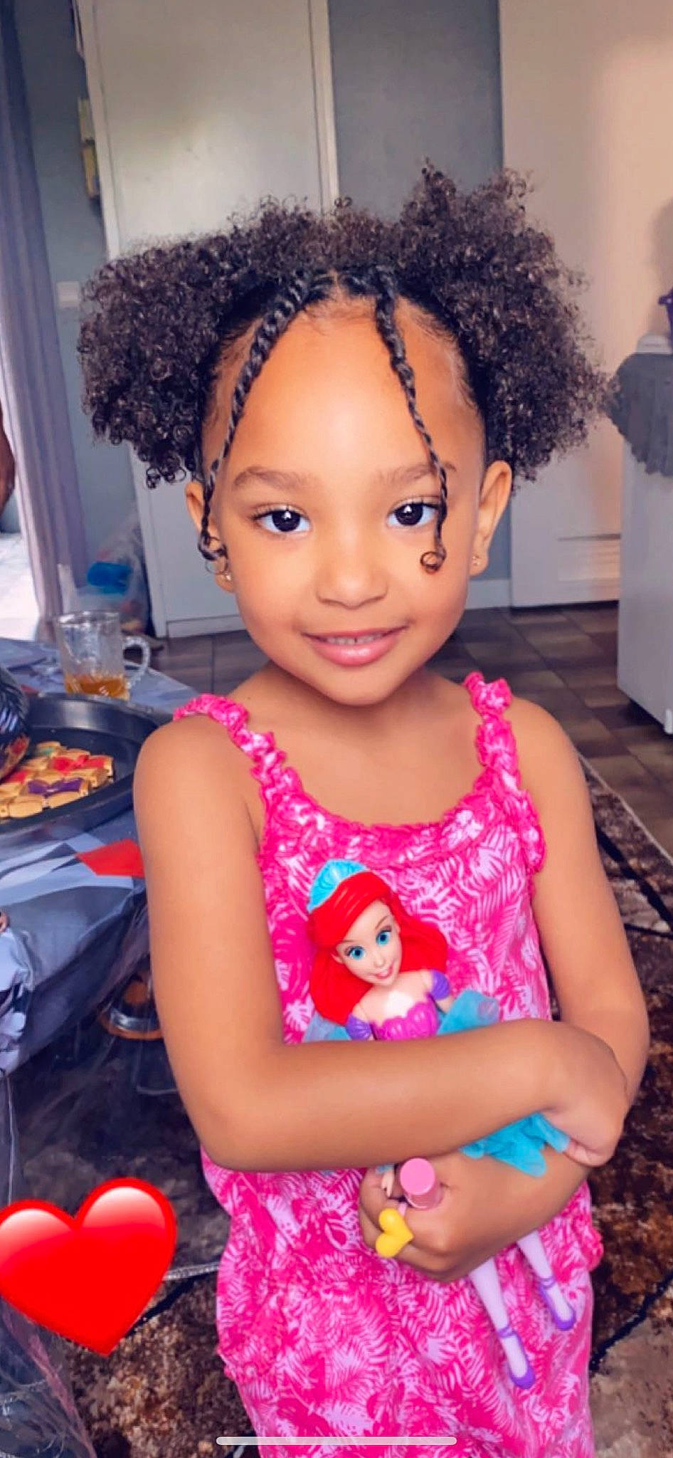 Lina a rejoint le concours — aidez-le/la à gagner de superbes lots ! black, blue, cheek, clothing, eye, eyebrow, eyelash, face, facial_expression, fashion, hairstyle, happy, head, jheri_curl, joy, lip, nose, organ, person, skin