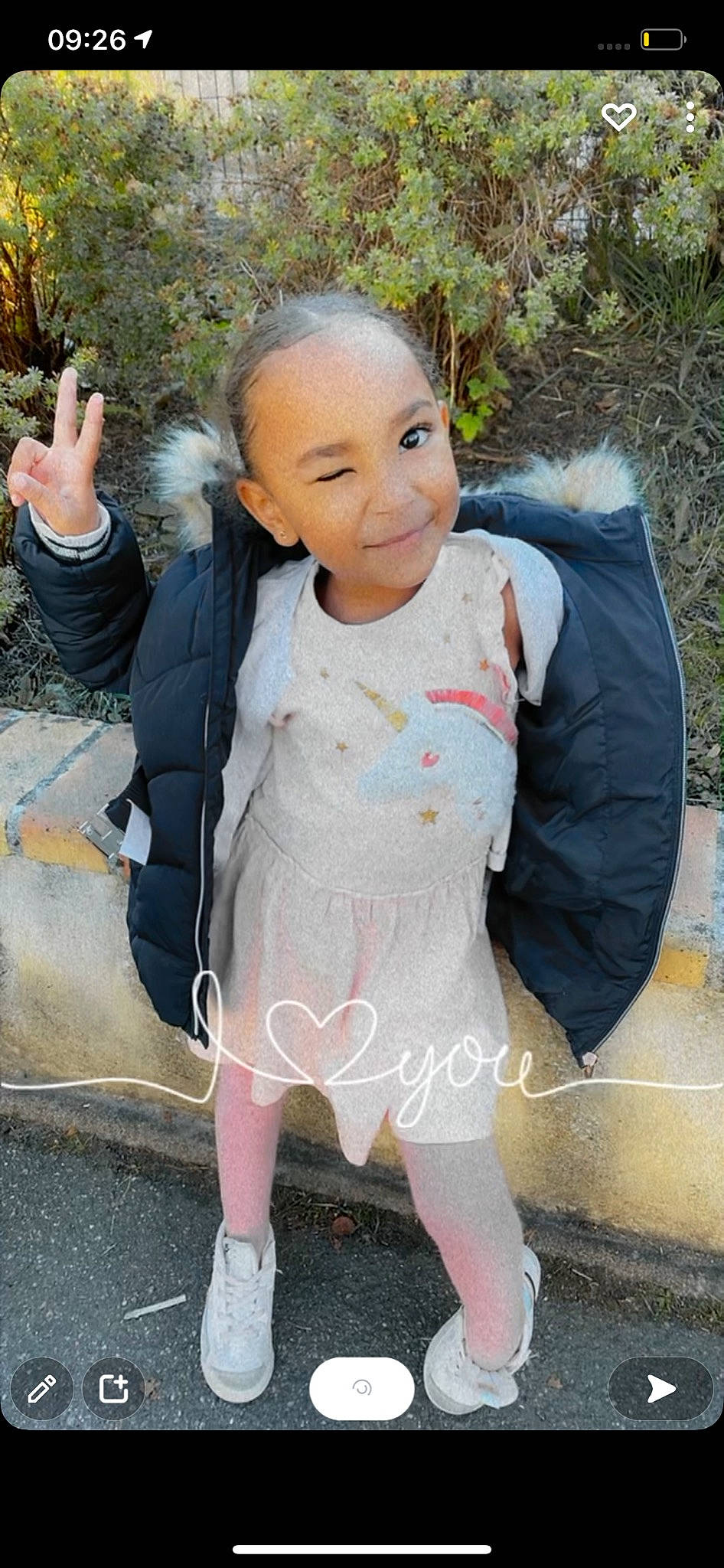 Lina a rejoint le concours — aidez-le/la à gagner de superbes lots ! child, cool, gesture, grass, hairstyle, hand, happy, human_body, joy, leg, leisure, lip, neck, person, photograph, plant, shoulder, sleeve, smile, t_shirt