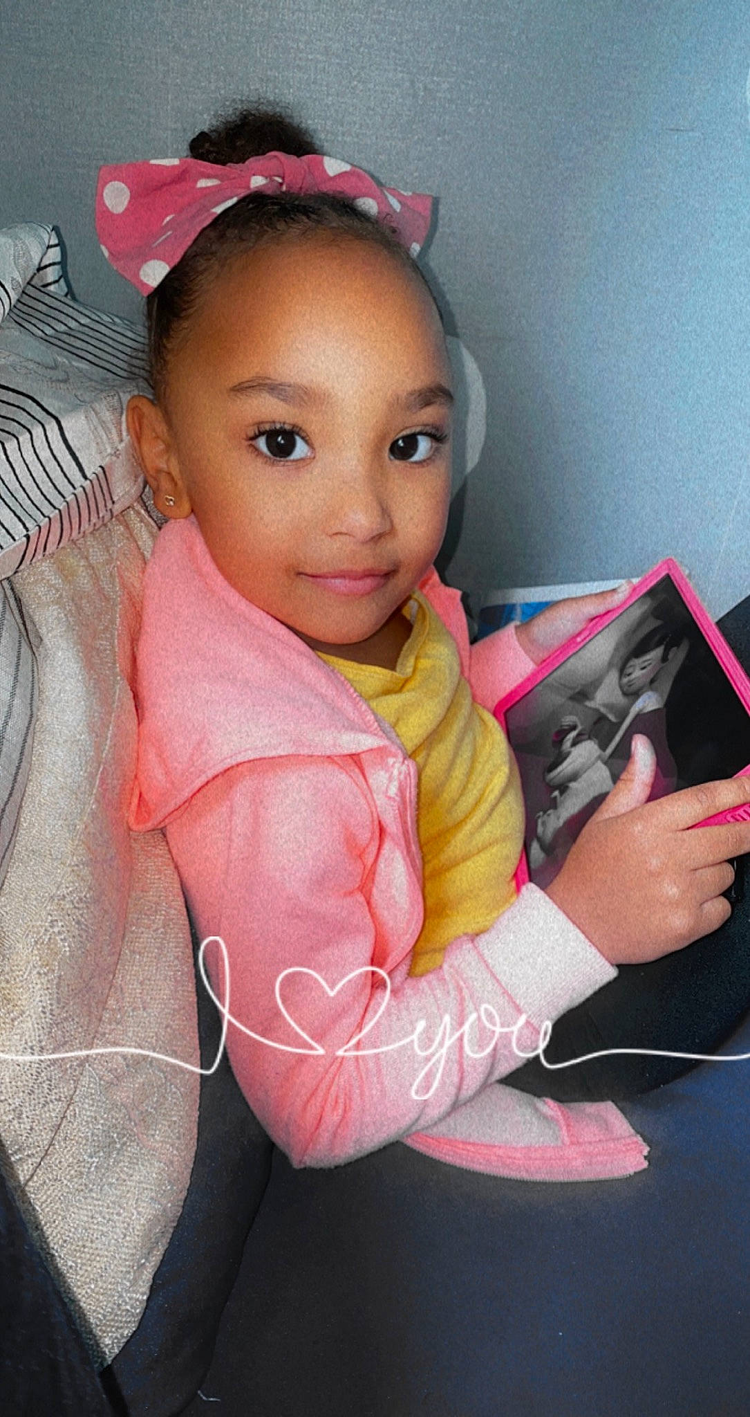 Lina a rejoint le concours — aidez-le/la à gagner de superbes lots ! black_hair, cheek, eye, eyebrow, eyelash, finger, gesture, hair, hairstyle, happy, head, joy, lip, long_hair, magenta, person, pink, skin, sleeve, smile