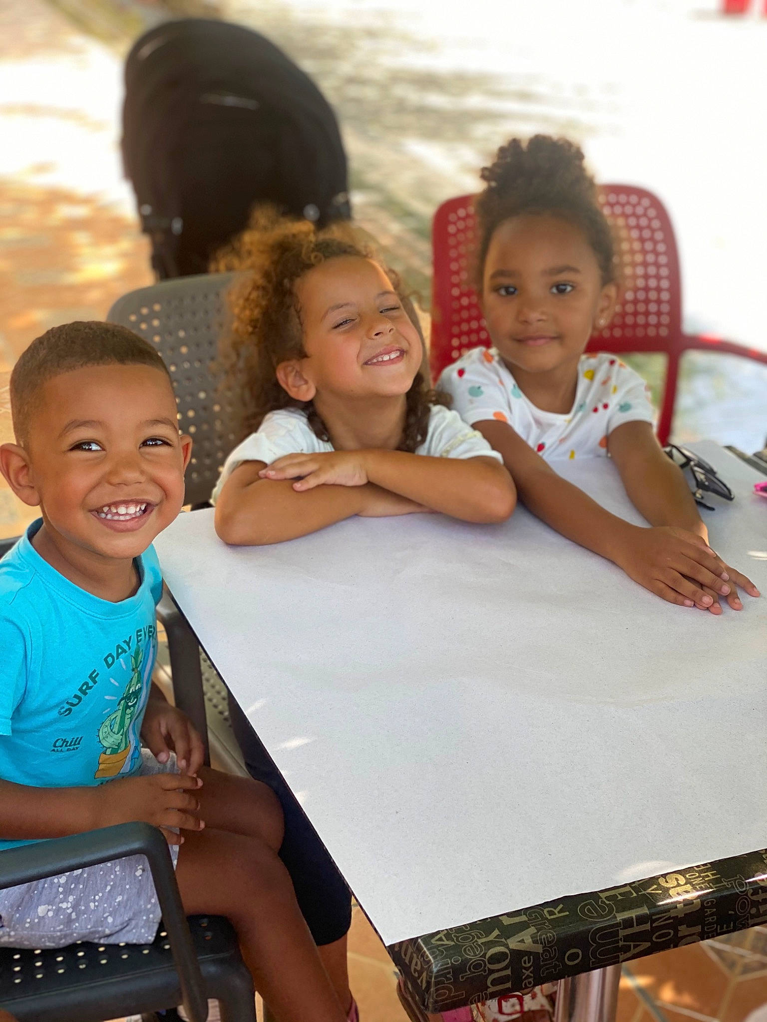 Naïl a rejoint le concours — aidez-le/la à gagner de superbes lots ! adaptation, beauty, chair, event, facial_expression, friendship, fun, hairstyle, happy, head, interaction, joy, leisure, person, sharing, shorts, skin, smile, t_shirt, table