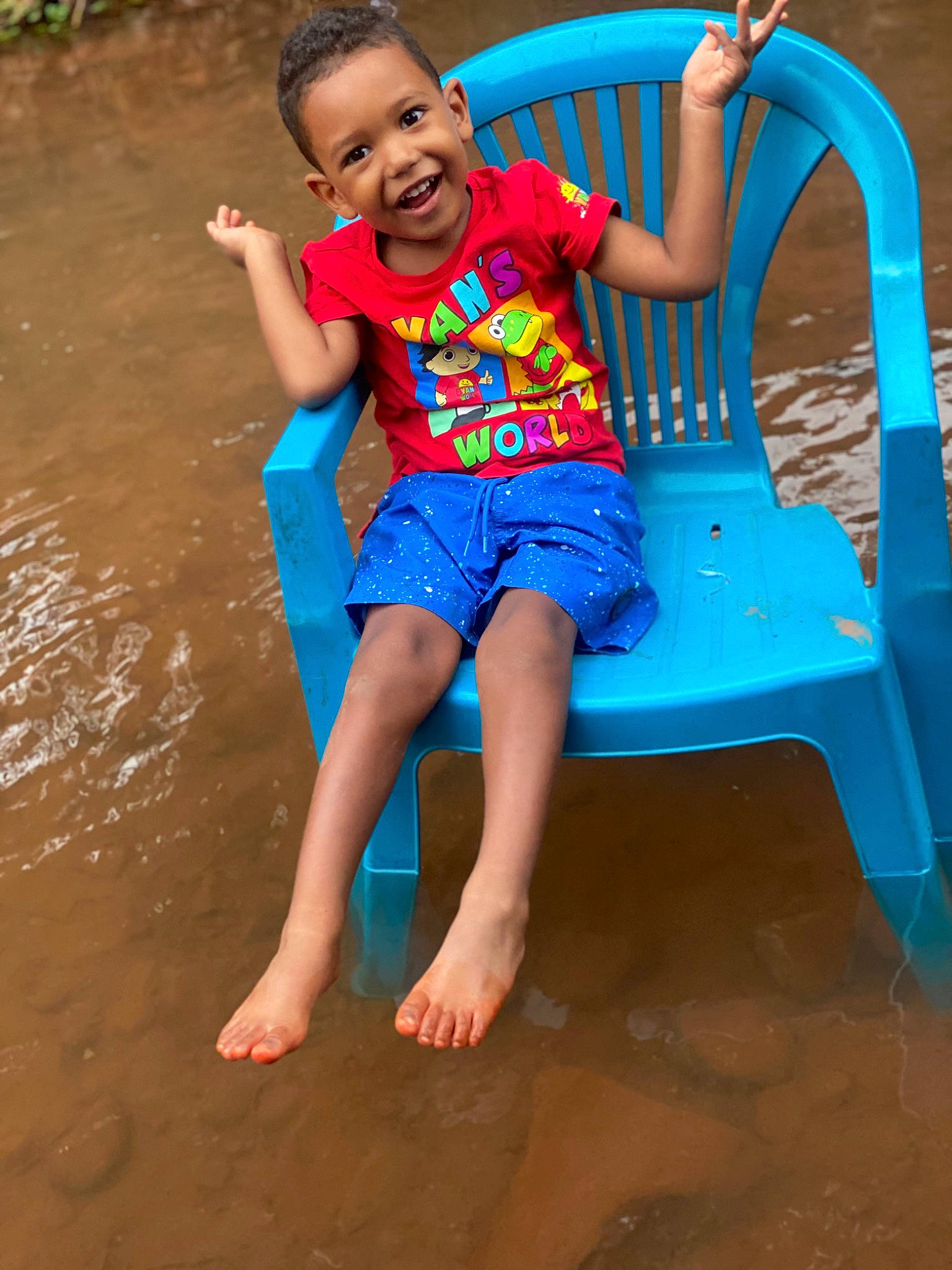 Naïl a rejoint le concours — aidez-le/la à gagner de superbes lots ! barefoot, beauty, chair, electric_blue, foot, fun, happy, joy, leg, leisure, organ, people_in_nature, person, pink, recreation, shorts, smile, summer, t_shirt, thigh