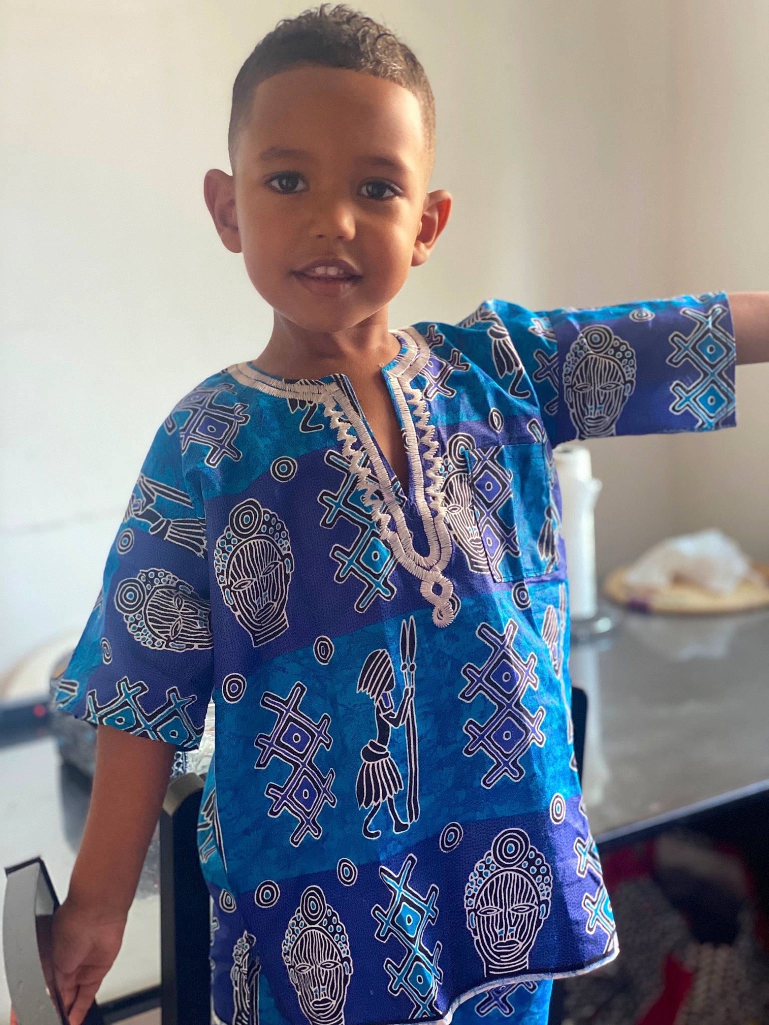 Naïl participe au concours pour gagner de l'argent avec cette photo : arm, electric_blue, face, fashion_design, finger, gesture, hair, happy, joint, neck, outerwear, person, shoulder, sleeve, smile, standing, street_fashion, t_shirt, textile, trunk