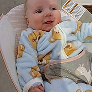 Lynaë participe au concours pour gagner de l'argent avec cette photo : baby, baby_seat, child, comfort, cozy, cushion, cute, face, furniture, hand, happy, indoor, infant, onesie, portrait, smile, soft_fabric, teddy_bear_print, warm, young