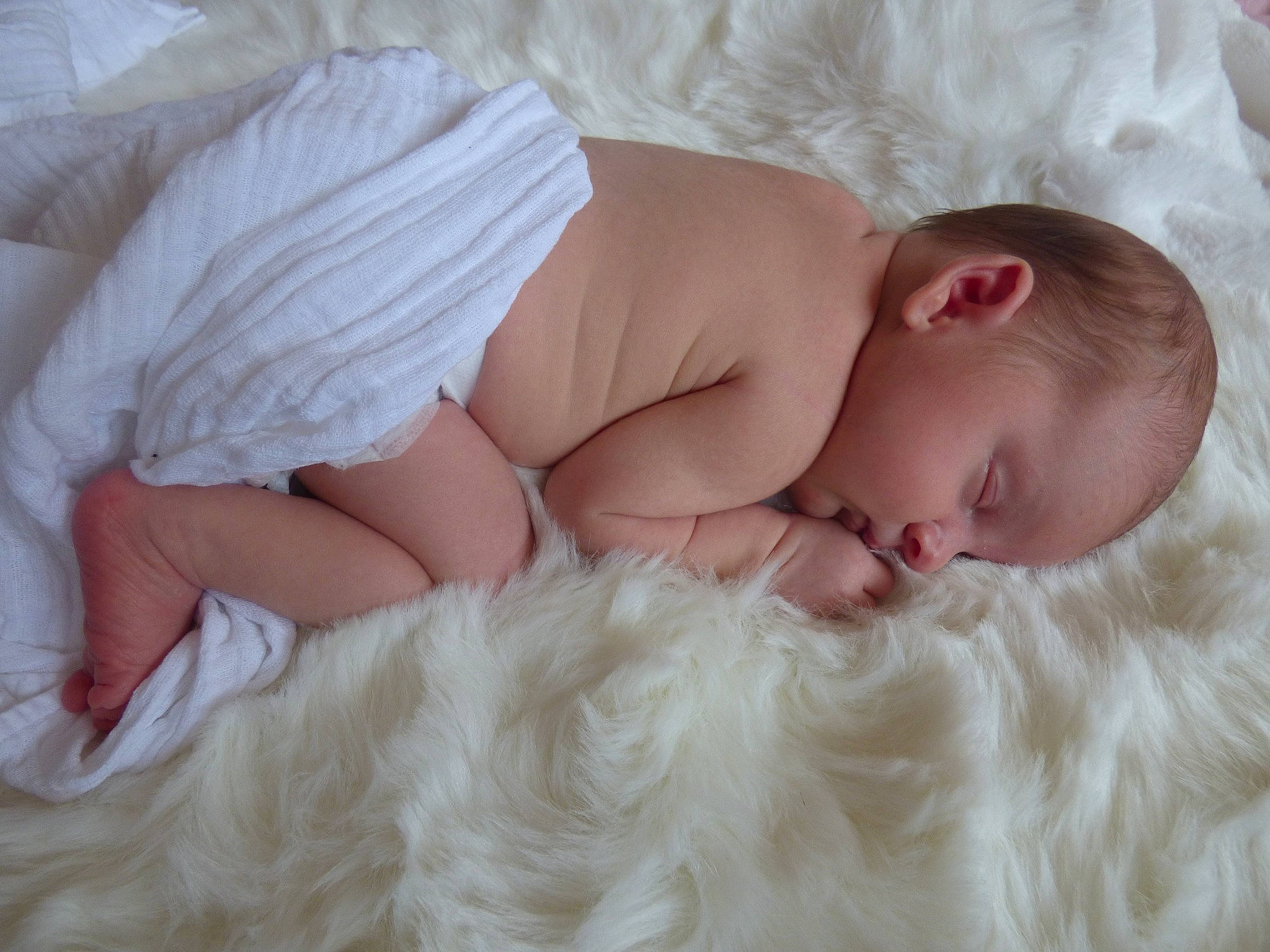 Lia a rejoint le concours — aidez-le/la à gagner de superbes lots ! abdomen, arm, baby, baby_sleeping, baby_toddler_clothing, bedding, bedtime, child, comfort, eye, finger, fur, hand, head, human_leg, iris, linens, person, skin, thigh