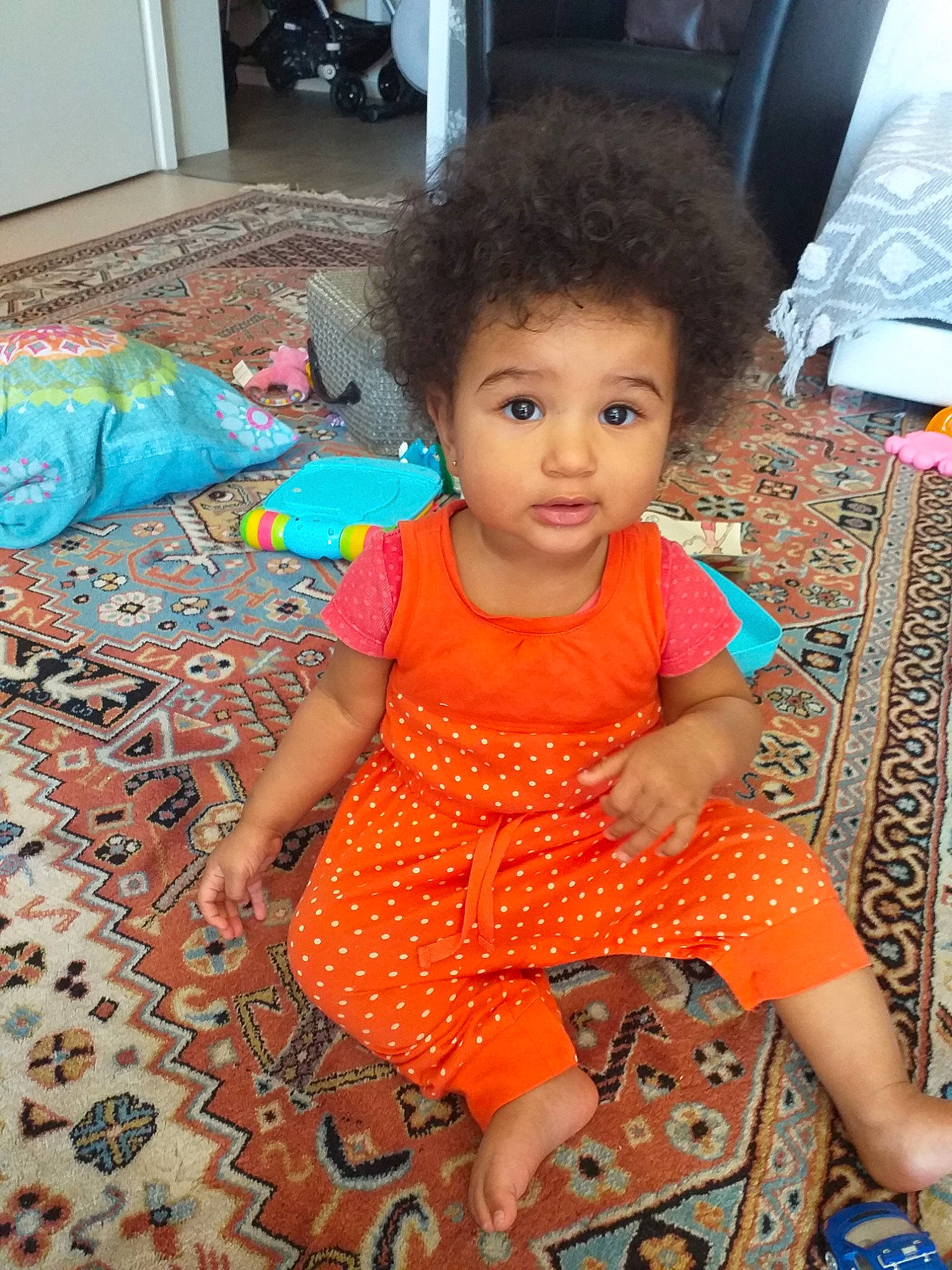 Thillya a rejoint le concours — aidez-le/la à gagner de superbes lots ! child, person, play, sitting, toddler