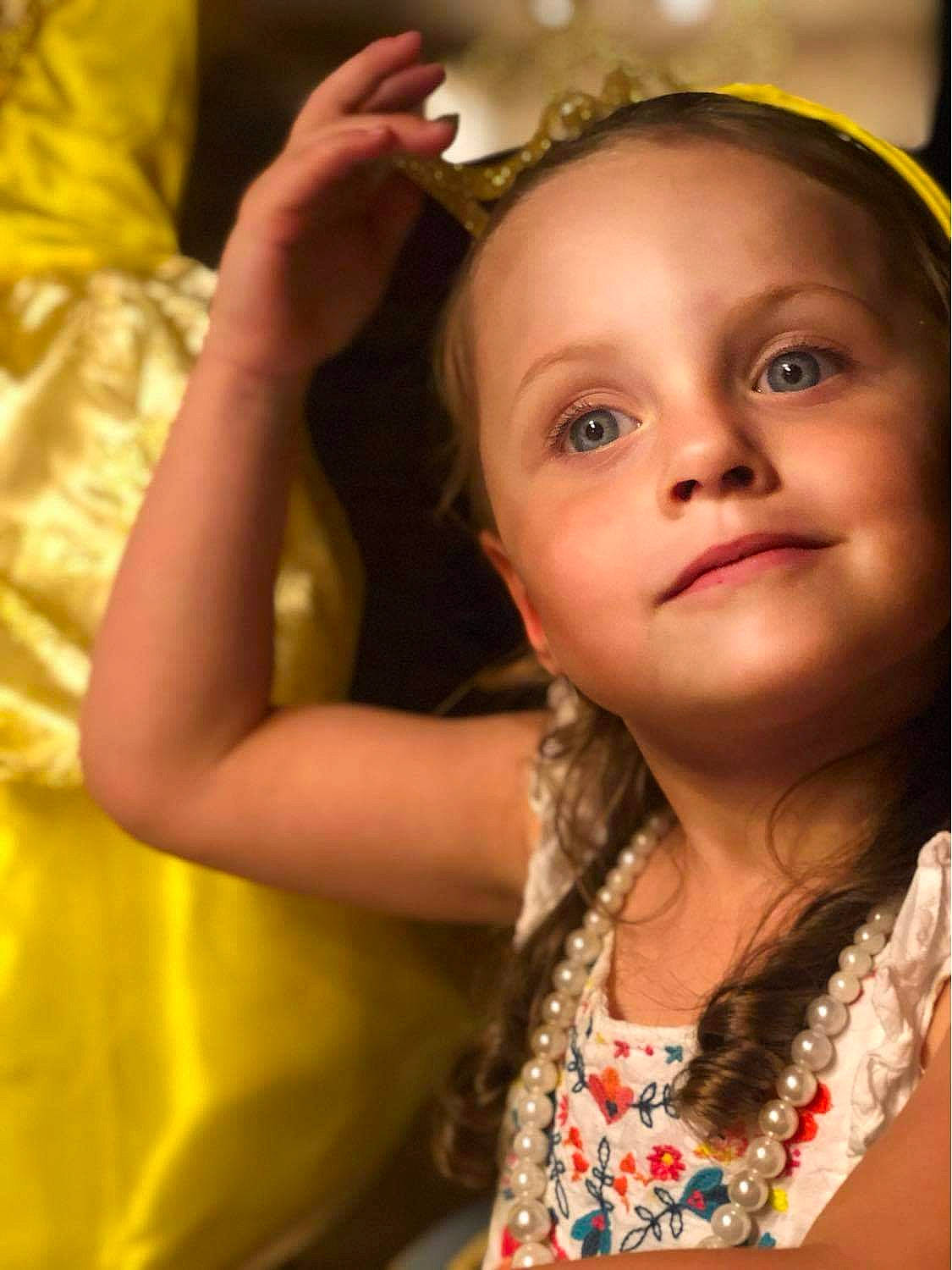 Emma participe au concours pour gagner de l'argent avec cette photo : baby, baby_toddler_clothing, child, child_model, eyebrow, eyelash, gesture, hair_accessory, headband, headpiece, iris, person, photography, toddler, yellow