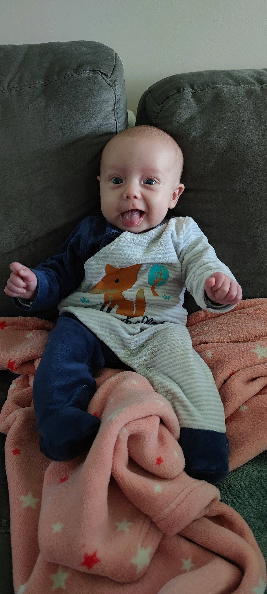 Fanny a rejoint le concours — aidez-le/la à gagner de superbes lots ! baby, baby_toddler_clothing, cheek, child, comfort, eye, face, facial_expression, finger, gesture, hand, head, human, lap, leg, person, skin, sleeve, smile, thigh