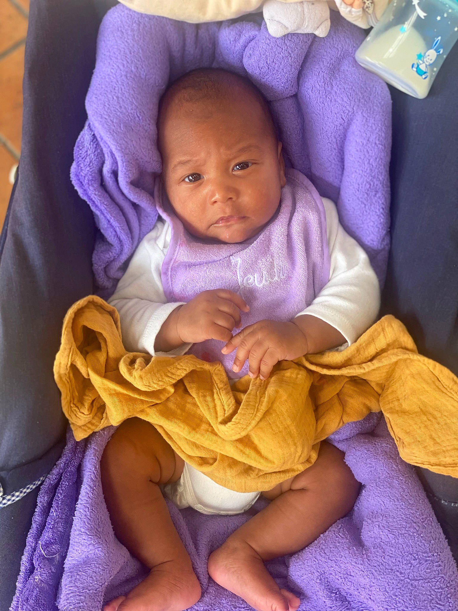 Daélann participe au concours pour gagner de l'argent avec cette photo : baby, baby_sleeping, baby_toddler_clothing, cheek, child, comfort, eyebrow, fun, happy, head, iris, linens, mouth, person, purple, sitting, skin, smile, textile, toddler