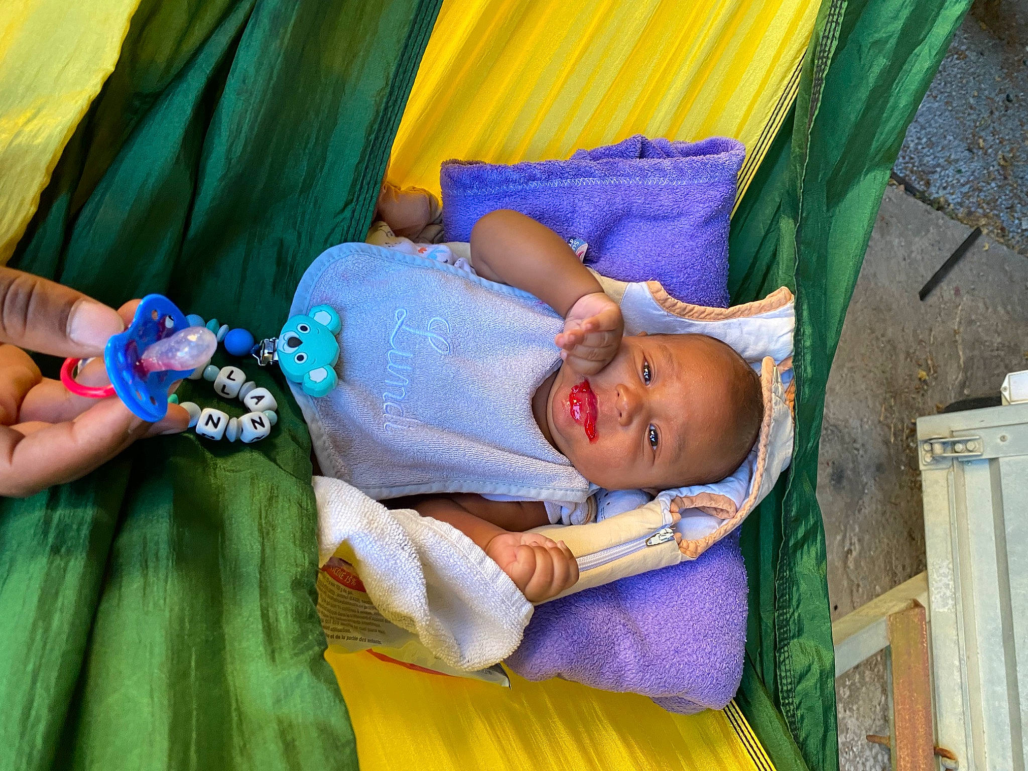 Daélann participe au concours pour gagner de l'argent avec cette photo : azure, baby, baby_products, baby_toddler_clothing, blue, child, comfort, electric_blue, fun, grass, green, hand, happy, leisure, person, purple, recreation, sitting, textile, toddler