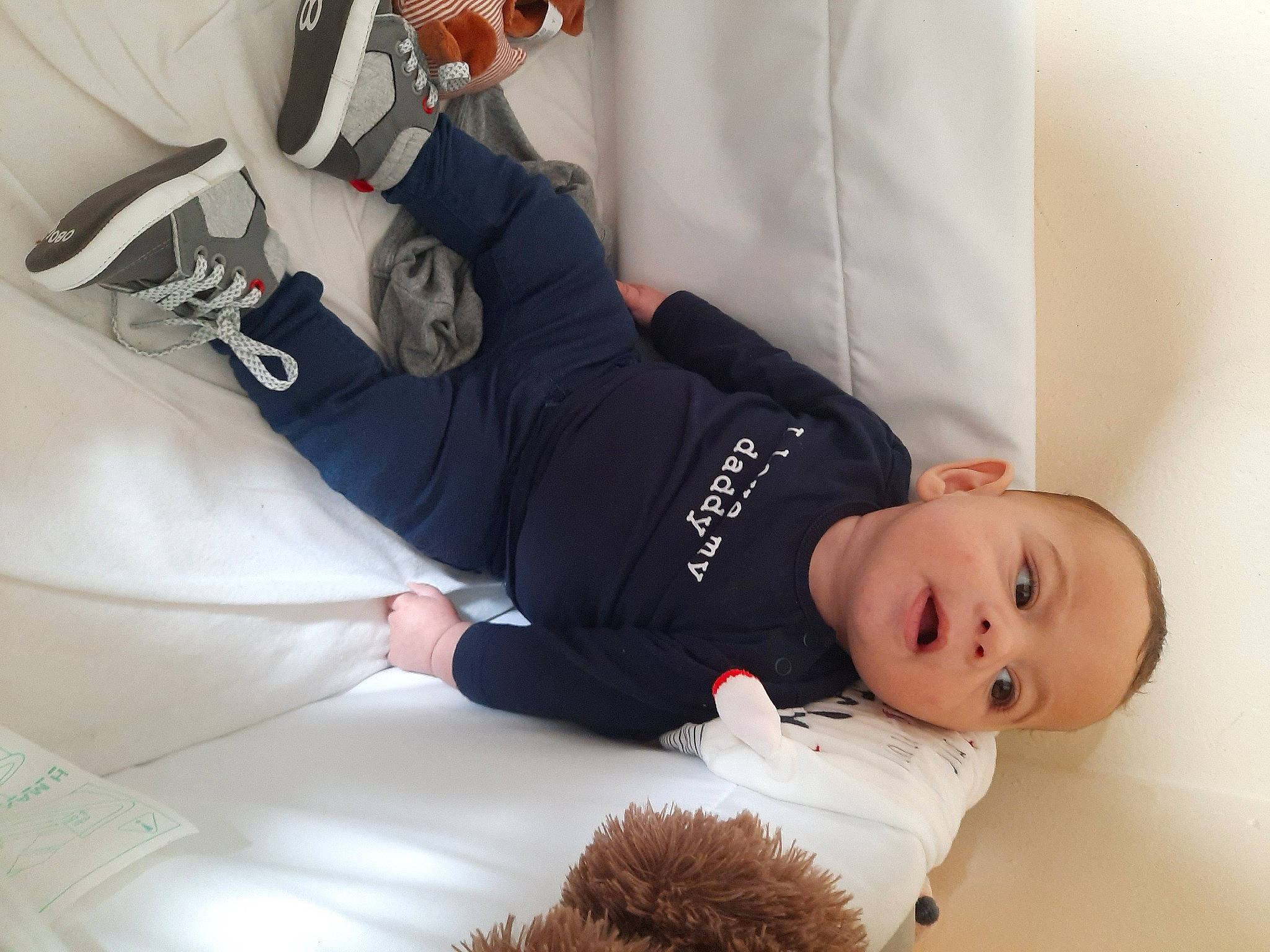 Issa a rejoint le concours — aidez-le/la à gagner de superbes lots ! arm, baby, child, comfort, joint, person, product, sleeve, toddler