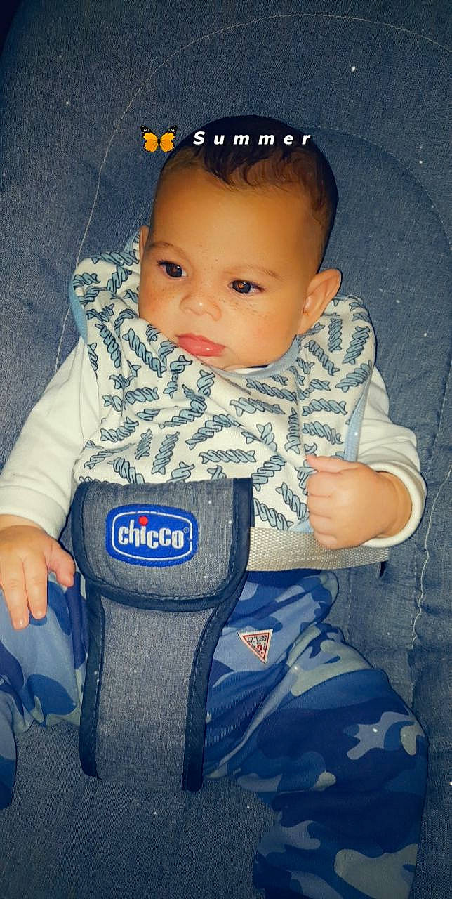 Issa participe au concours pour gagner de l'argent avec cette photo : arm, baby, baby_carriage, baby_products, baby_toddler_clothing, cheek, child, cool, forehead, hand, person, product, skin, toddler