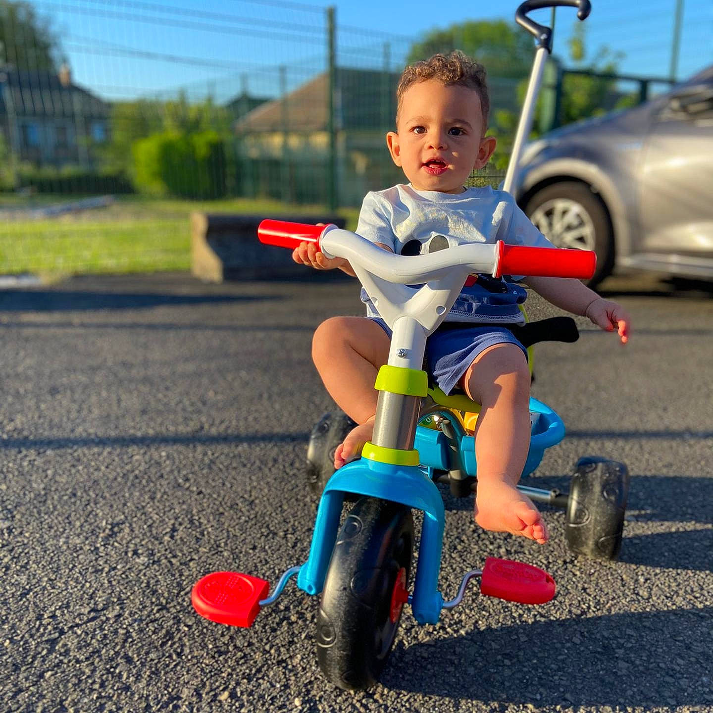 Issa a rejoint le concours — aidez-le/la à gagner de superbes lots ! automotive_tire, bicycle, bicycle_accessory, bicycle_part, bicycle_tire, bicycle_wheel, blue, car, child, fun, grass, person, riding_toy, rim, rolling, sky, tire, toddler, tread, vehicle