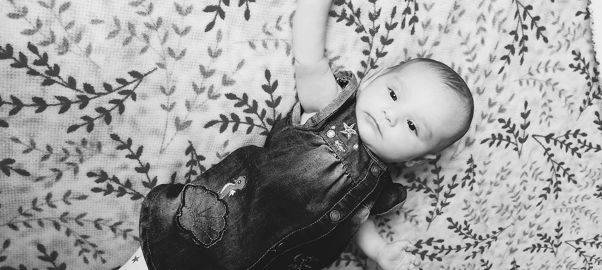 Flavie a rejoint le concours — aidez-le/la à gagner de superbes lots ! baby, black, black_and_white, eye, flash_photography, gesture, grass, hand, happy, human_body, leg, lip, monochrome, people_in_nature, person, skin, smile, style, textile, toddler