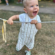 Robin a rejoint le concours — aidez-le/la à gagner de superbes lots ! toddler, child, happy, smiling, blue_eyes, overalls, rope, outdoor, grass, shoes, play, summer, fun, cute, young, person, expression, casual_clothing, daylight, nature
