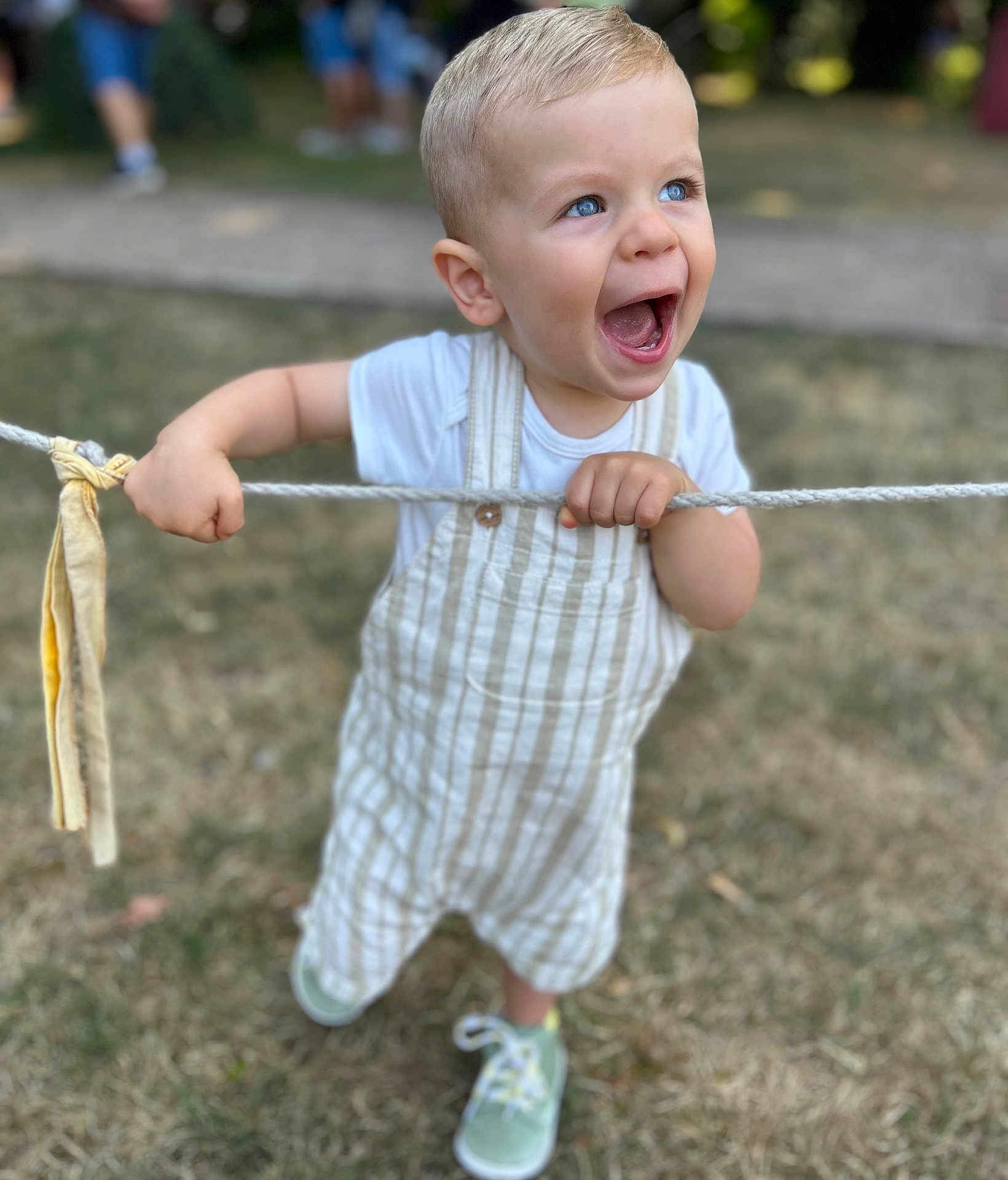 Robin a rejoint le concours — aidez-le/la à gagner de superbes lots ! toddler, child, happy, smiling, blue_eyes, overalls, rope, outdoor, grass, shoes, play, summer, fun, cute, young, person, expression, casual_clothing, daylight, nature