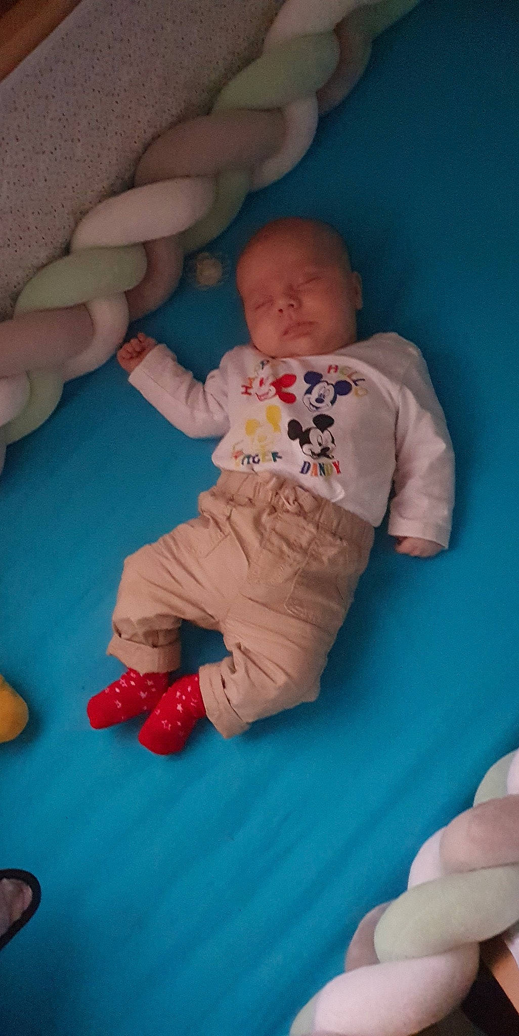 Naël participe au concours pour gagner de l'argent avec cette photo : arm, baby_toddler_clothing, blue, cheek, comfort, eye, face, hand, head, human_body, joint, leg, mouth, nose, orange, organ, person, product, skin, sleeve