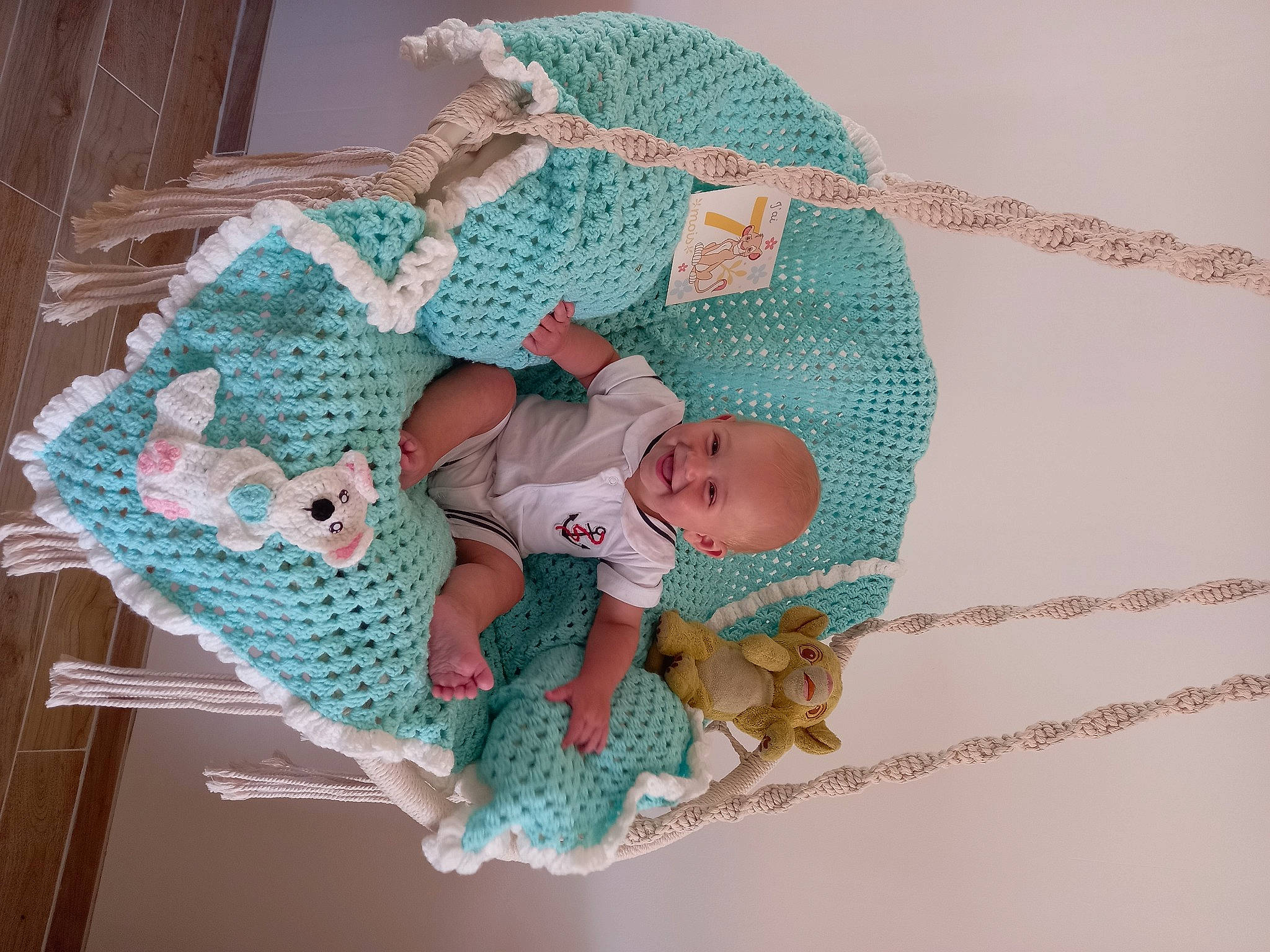 Sayan a rejoint le concours — aidez-le/la à gagner de superbes lots ! art, baby, baby_products, baby_toddler_clothing, child, comfort, craft, creative_arts, crochet, fashion_accessory, joy, linens, pattern, person, pink, product, sleeve, textile, toddler, wood