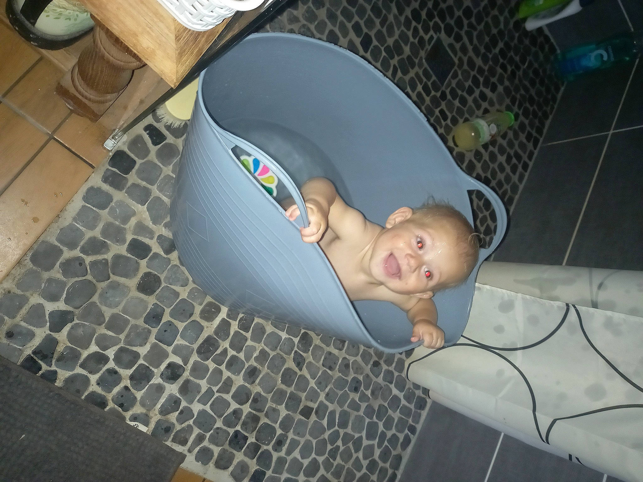 Sayan participe au concours pour gagner de l'argent avec cette photo : audio_equipment, automotive_design, baby, baby_carriage, baby_products, bag, car_seat, child, comfort, flooring, fun, grass, hardwood, infant_bed, leisure, nap, person, personal_protective_equipment, plastic, recreation