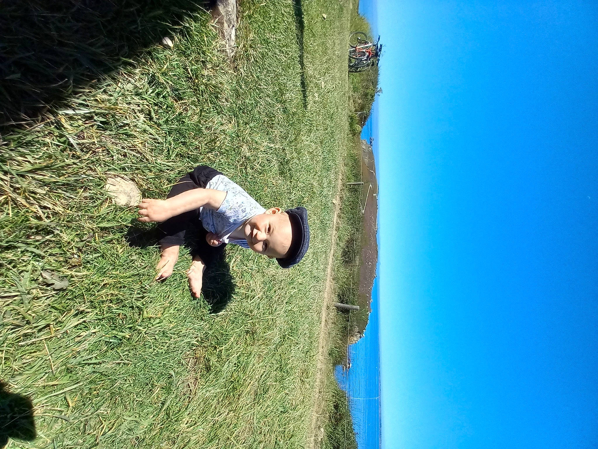 Sayan participe au concours pour gagner de l'argent avec cette photo : adventure, beauty, fun, grass, grassland, happy, joy, landscape, leisure, organism, people_in_nature, person, plant, recreation, rock, shadow, shrub, sky, slope, tree