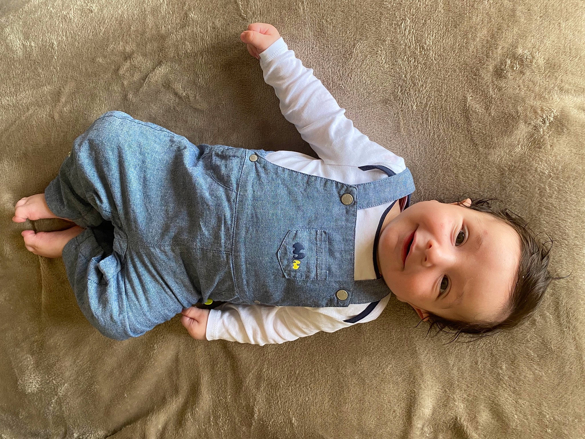 Ethan participe au concours pour gagner de l'argent avec cette photo : baby_toddler_clothing, child, comfort, elbow, glasses, grass, head, human_body, human_leg, joint, joy, knee, linens, person, sitting, skin, sleeve, smile, textile, thigh