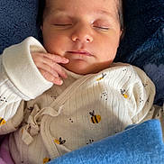 Lùcia participe au concours pour gagner de l'argent avec cette photo : baby, bedtime, blanket, child, clothing, comfort, cozy, cute, face, hand, indoors, infant, newborn, peaceful, portrait, resting, sleeping, soft, toddler, warm