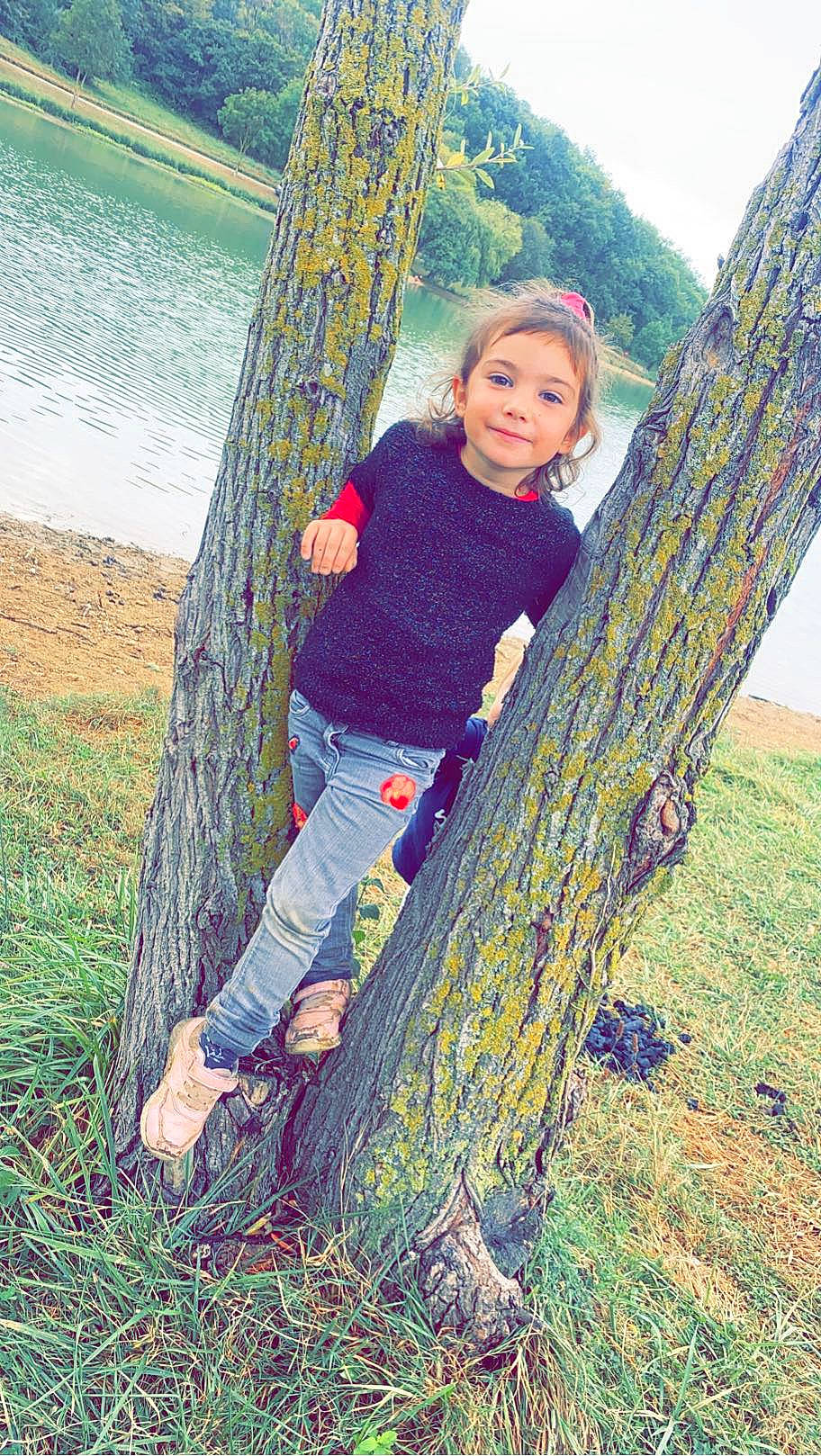 Noëlya participe au concours pour gagner de l'argent avec cette photo : autumn, boot, branch, denim, forest, grass, grassland, happy, joy, landscape, leisure, pattern, people_in_nature, person, plant, sitting, sky, tree, trunk, twig