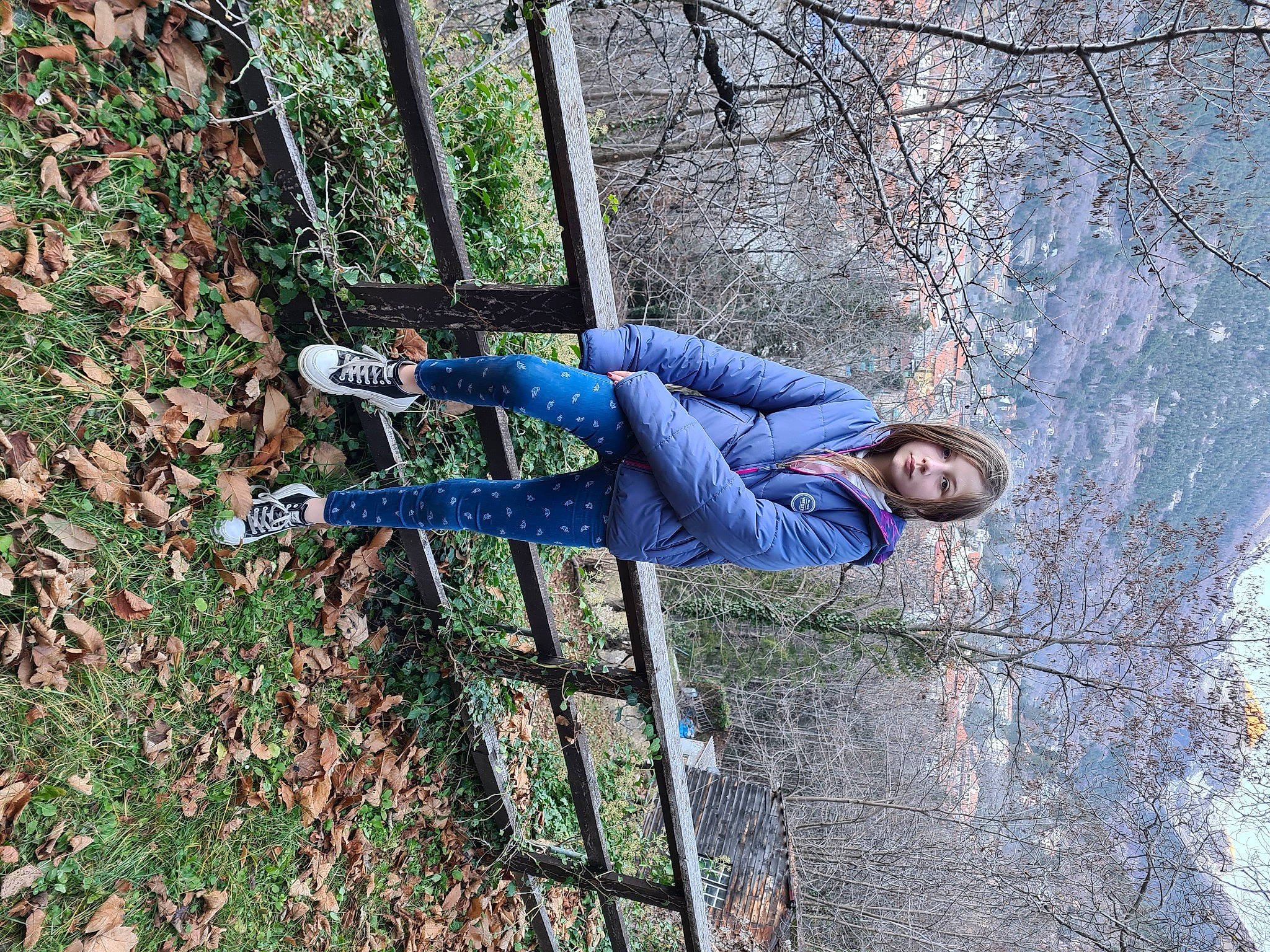 Heloise participe au concours pour gagner de l'argent avec cette photo : adventure, branch, denim, electric_blue, footwear, fun, grass, happy, jeans, leisure, people_in_nature, person, plant, recreation, rope, sneakers, tree, trunk, twig, walking_shoe