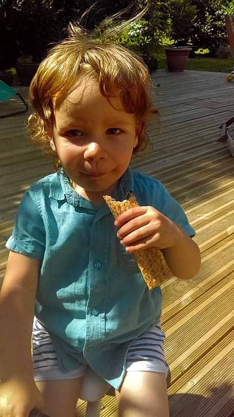 David a rejoint le concours — aidez-le/la à gagner de superbes lots ! blond, child, cuisine, fast_food, finger, food, food_craving, fun, gesture, grass, hairstyle, hand, happy, ice_cream_cone, mouth, nose, person, summer, thigh, thumb