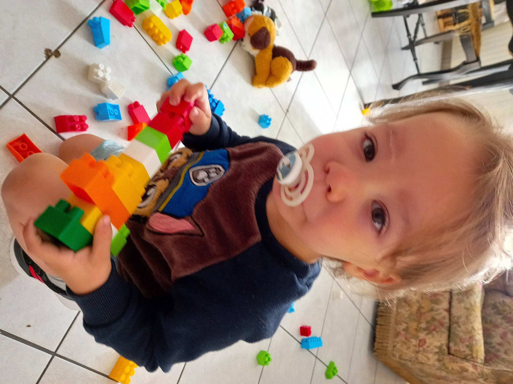 David a rejoint le concours — aidez-le/la à gagner de superbes lots ! baby, baby_playing_with_toys, baby_products, baby_toddler_clothing, baby_toys, child, flooring, fun, happy, kindergarten, leisure, party, party_supply, person, recreation, room, smile, toddler, toy, toy_block