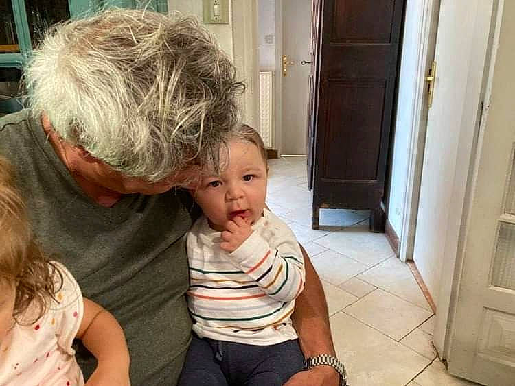 Emilio a rejoint le concours — aidez-le/la à gagner de superbes lots ! arm, baby, cheek, child, comfort, door, flooring, fun, happy, home_door, iris, lap, nose, person, room, sitting, t_shirt, toddler, tree, vacation