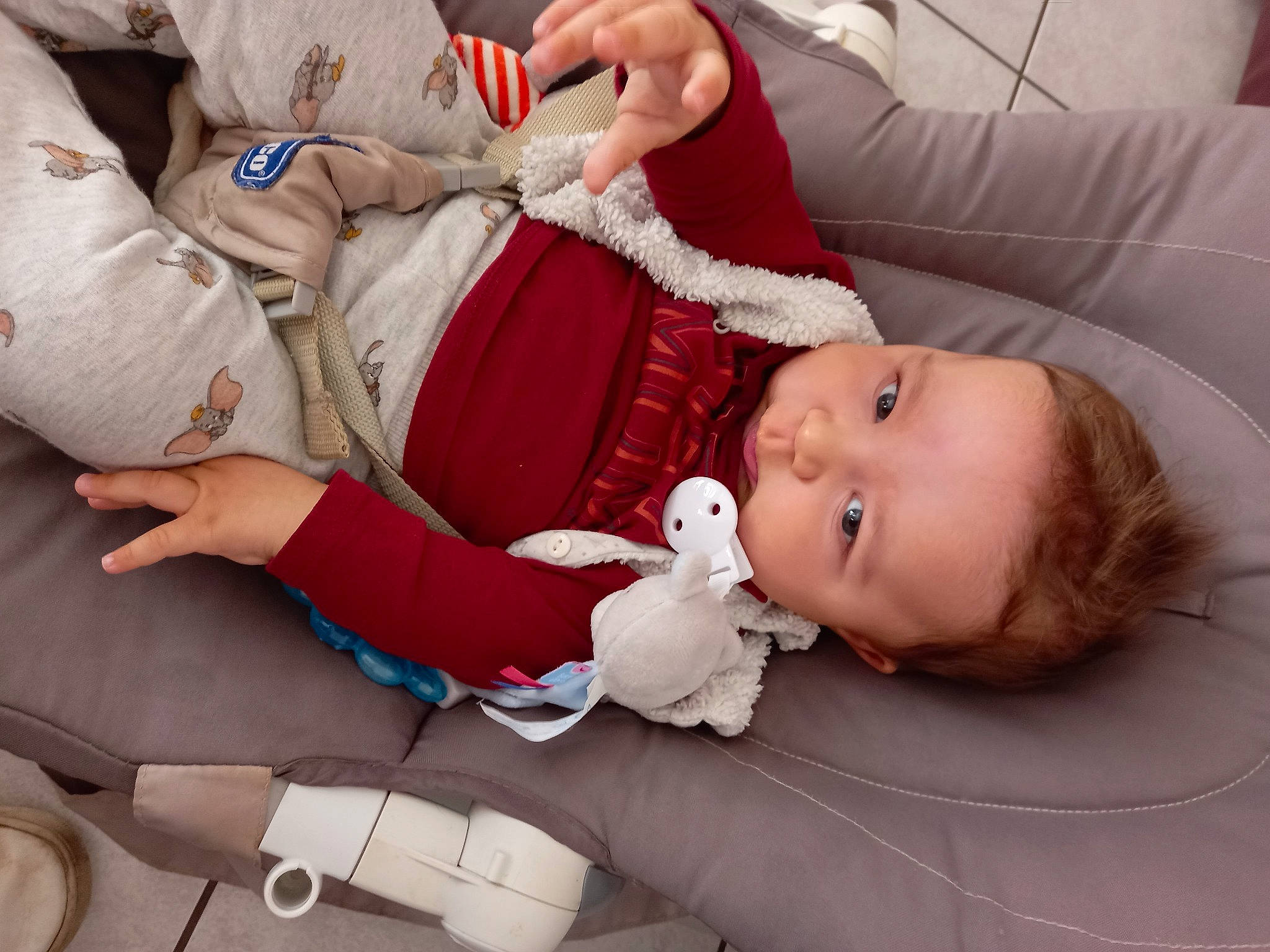 Emilio a rejoint le concours — aidez-le/la à gagner de superbes lots ! baby, baby_products, car_seat, carmine, child, comfort, couch, gesture, health_care, human_leg, joint, knee, lap, luxury_vehicle, person, service, sitting, skin, toddler