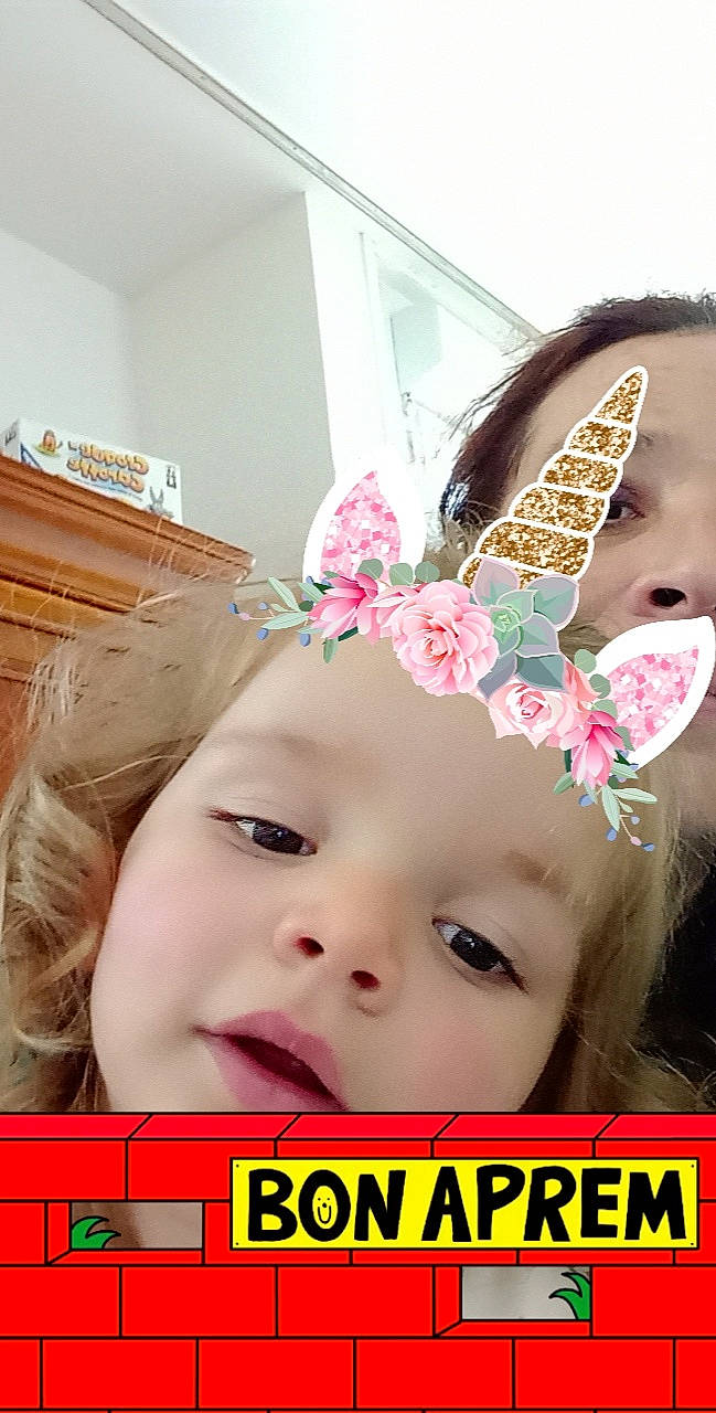 Chiara a rejoint le concours — aidez-le/la à gagner de superbes lots ! baby, cheek, child, event, eyebrow, eyelash, facial_expression, fashion_accessory, font, hair_accessory, happy, headband, headgear, headpiece, lip, magenta, person, petal, photo_caption, pink