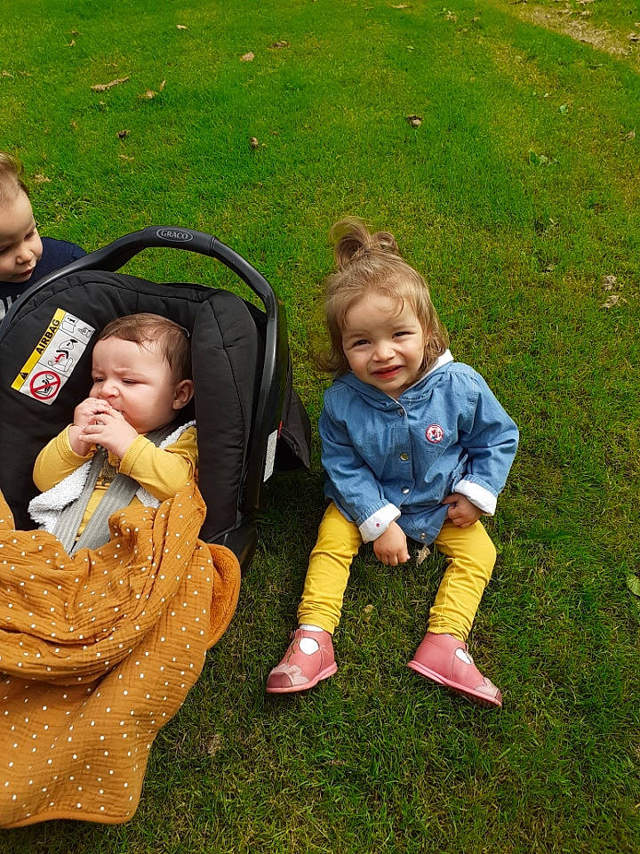 Chiara a rejoint le concours — aidez-le/la à gagner de superbes lots ! baby, baby_carriage, baby_toddler_clothing, child, event, fun, garden, grass, grass_family, grassland, happy, lawn, leisure, people_in_nature, person, plant, recreation, sitting, smile, toddler