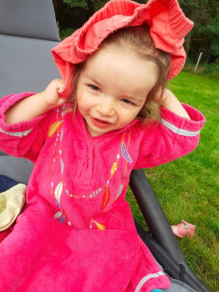 Chiara a rejoint le concours — aidez-le/la à gagner de superbes lots ! baby_toddler_clothing, beauty, cap, child, dress, eye, face, facial_expression, grass, happy, head, headgear, lip, magenta, person, pink, plant, red, skin, summer