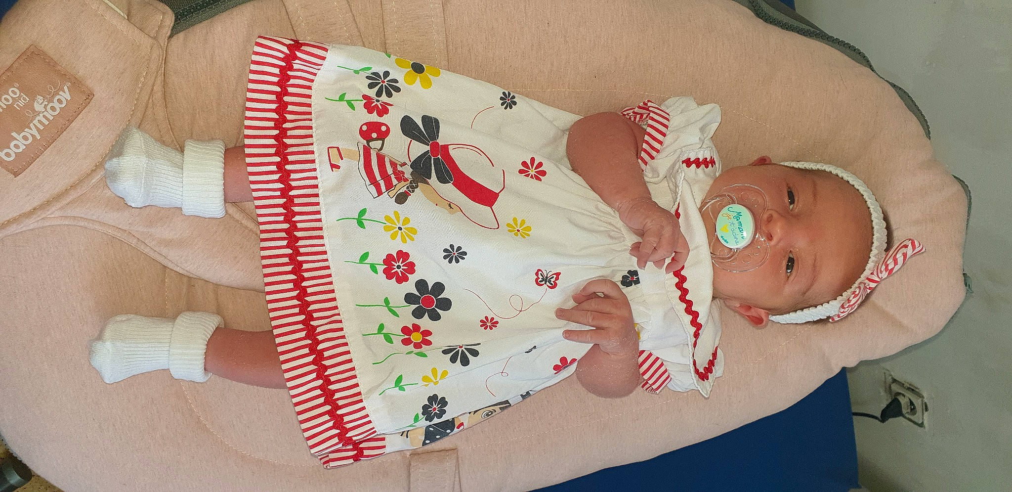 Aria a rejoint le concours — aidez-le/la à gagner de superbes lots ! art, baby, baby_products, baby_toddler_clothing, carmine, child, craft, creative_arts, embellishment, event, finger, hand, linens, nail, pattern, person, room, sleeve, textile, toddler